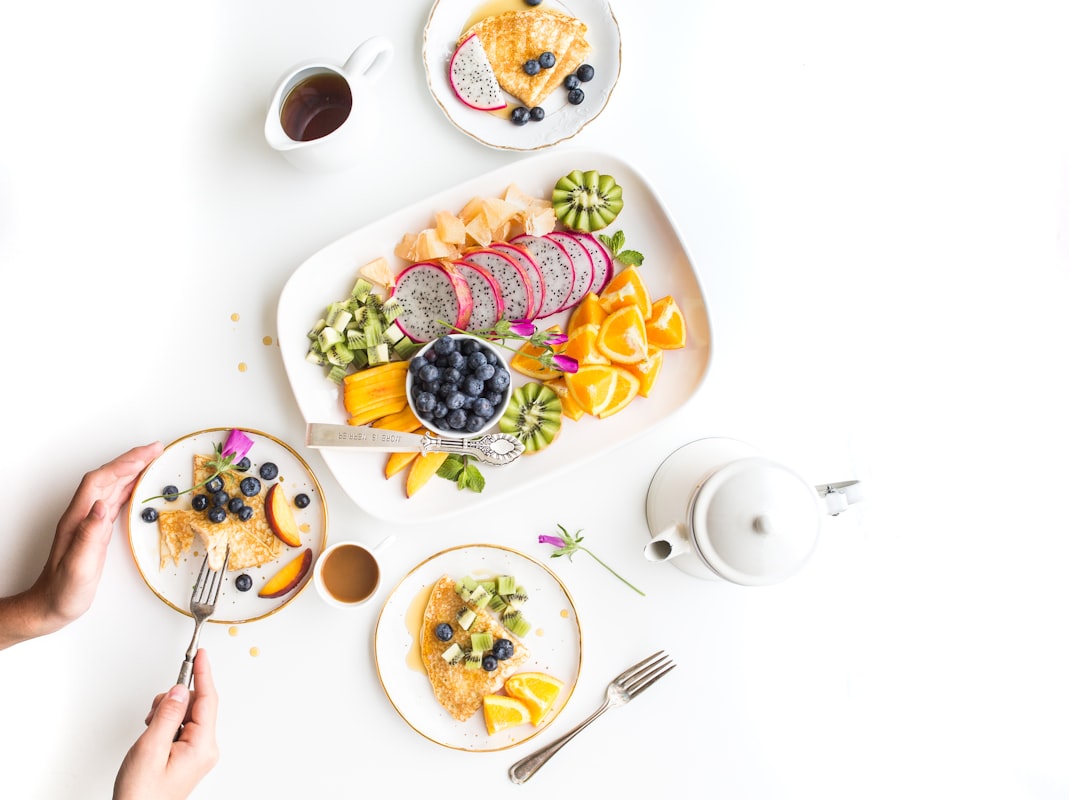 Näringsrik frukost med fullkorn, frukt, nötter och yoghurt